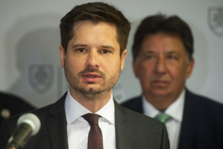 Bývalý štátny tajomník ministerstva životného prostredia Michal Kiča a exminister životného prostredia Ján Budaj. Foto: Jakub Kotian/TASR