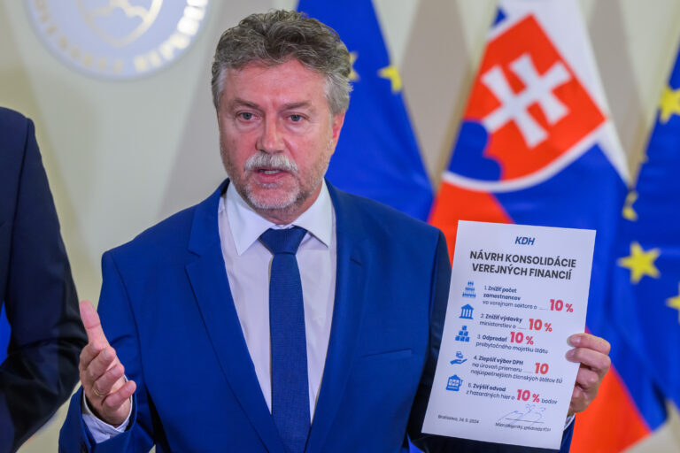 Slovenský rating môže klesnúť pre rastúci deficit a dlh, varuje Hajko