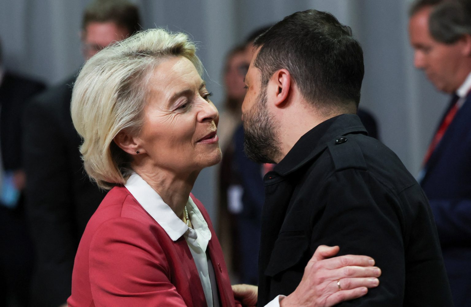 Ursula von der Leyen and Volodymyr Zelensky. Photo: Suzanne Plunkett/Reuters