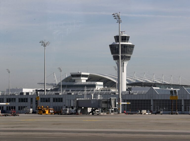 Drony na noc paralyzovali letisko v Mníchove, tisíce cestujúcich uviazli