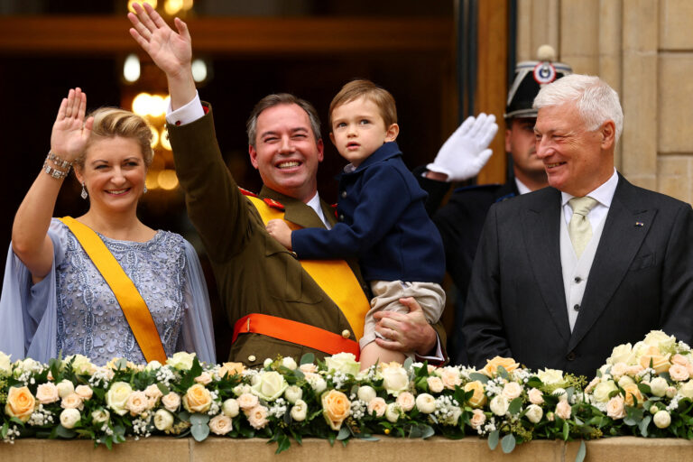 Luxemburský panovník abdikoval, moc prebral jeho syn