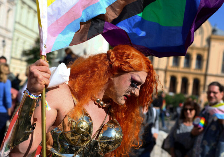 Drag aktivista čítal v Berlíne deťom. Hoci bol odsúdený za detskú pornografiu