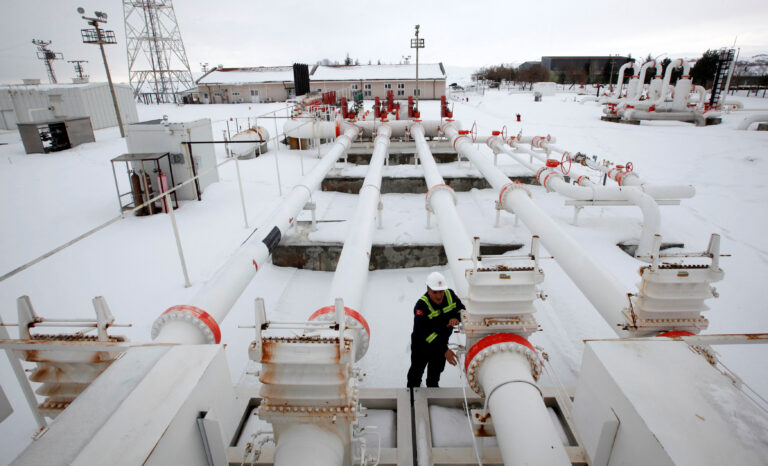Ukraine halts gas industry after Russian attacks