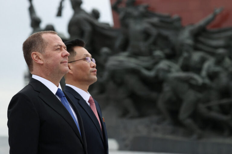 Dmitri Medwedew und Kim Song Nam. Foto: Jekaterina Schtukina/Sputnik/Reuters