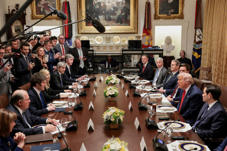 Trump podporil Mileiho a konštatoval, že Putin nechce ukončiť vojnu