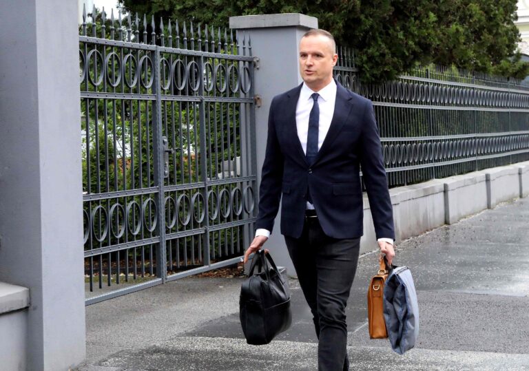 Poradca premiéra a niekdajší sudca Lindtner sa postavil pred súd