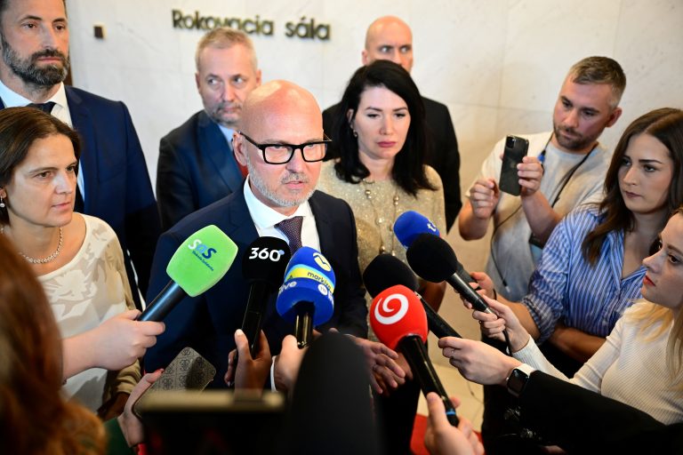 SaS chce okresanie počtu štátnych tajomníkov, sľubuje úsporu miliónov