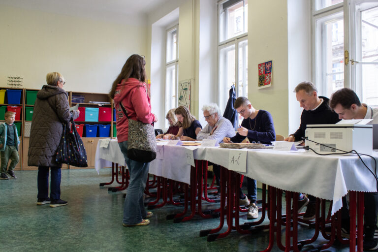 Aplikácia eDoklady spôsobila problémy počas prvého dňa volieb v Česku