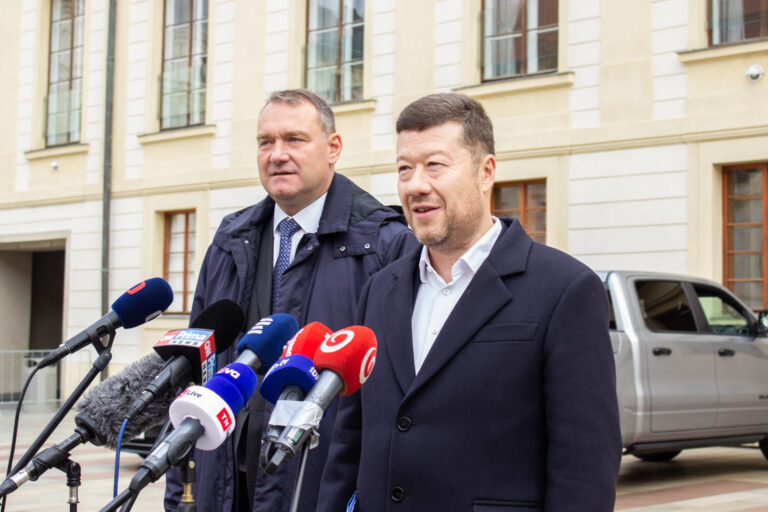 Okamura rokuje s Babišom o účasti v novej českej vláde