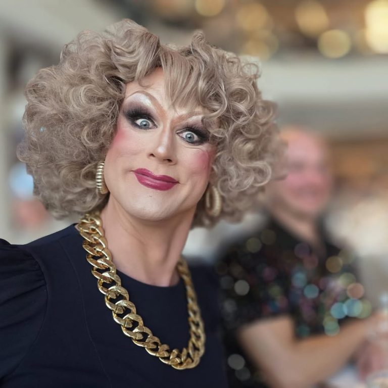 Drag queen Jurassica Parka čelí vyšetrovaniu pre detskú pornografiu