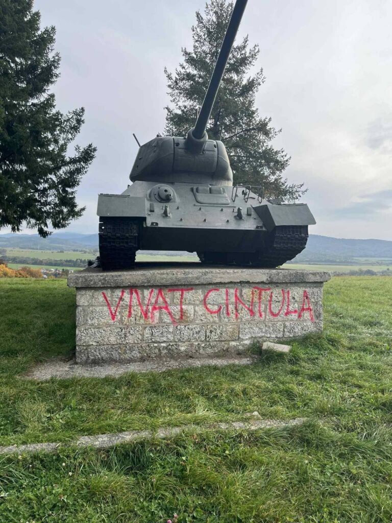 „Vivat Cintula“ –  pamätník SNP poškodili vandali. Šutaj Eštok viní z podpory nenávisti opozíciu