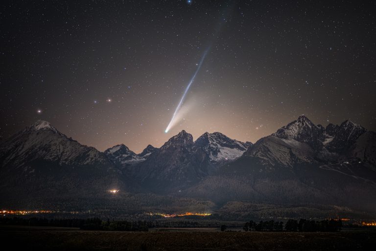 NASA ako snímku dňa zverejnila kométu Lemmon nad Vysokými Tatrami