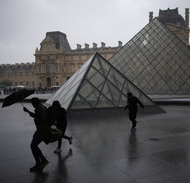 Po lúpeži v Louvri zatkli ďalších piatich ľudí, šperky sa stále nenašli