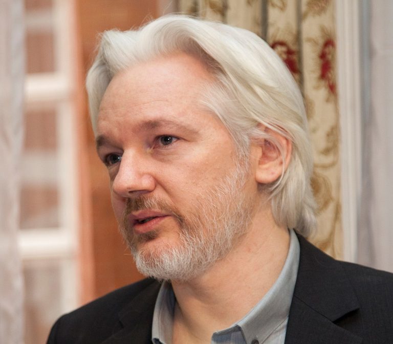 Assange žiada 20 rokov pre špióna, ktorý ho údajne sledoval pre USA