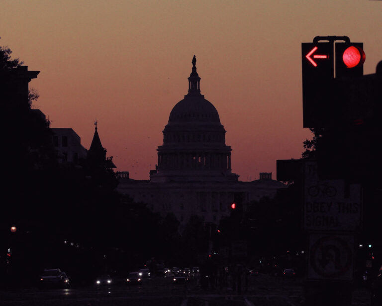 Silové zložky v USA budú dostávať platy aj napriek vládnej paralýze