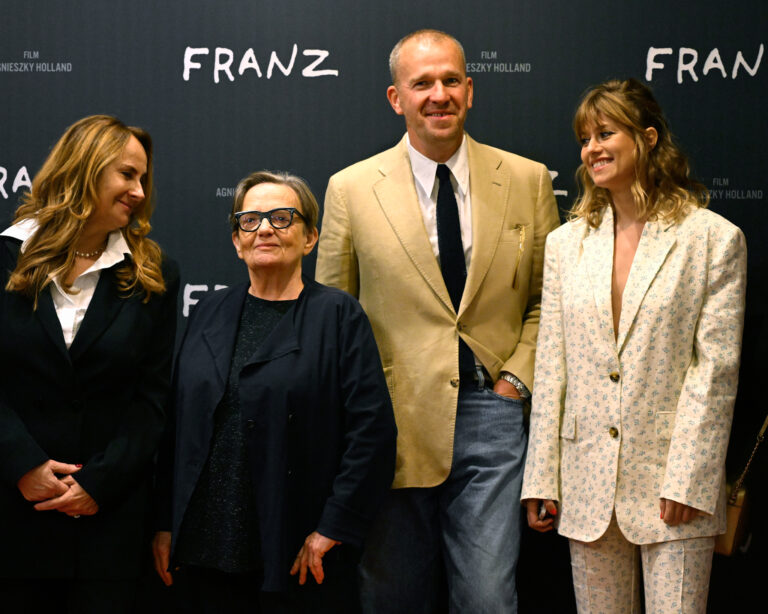 Producentka Šárka Cimbalová, polská filmová režisérka a scenáristka Agnieszka Hollandová a herci Stanislav Majer a Emma Smetana na novinárskej projekcii filmu Franz. Foto: Šulová Kateřina/ČTK/Profimedia