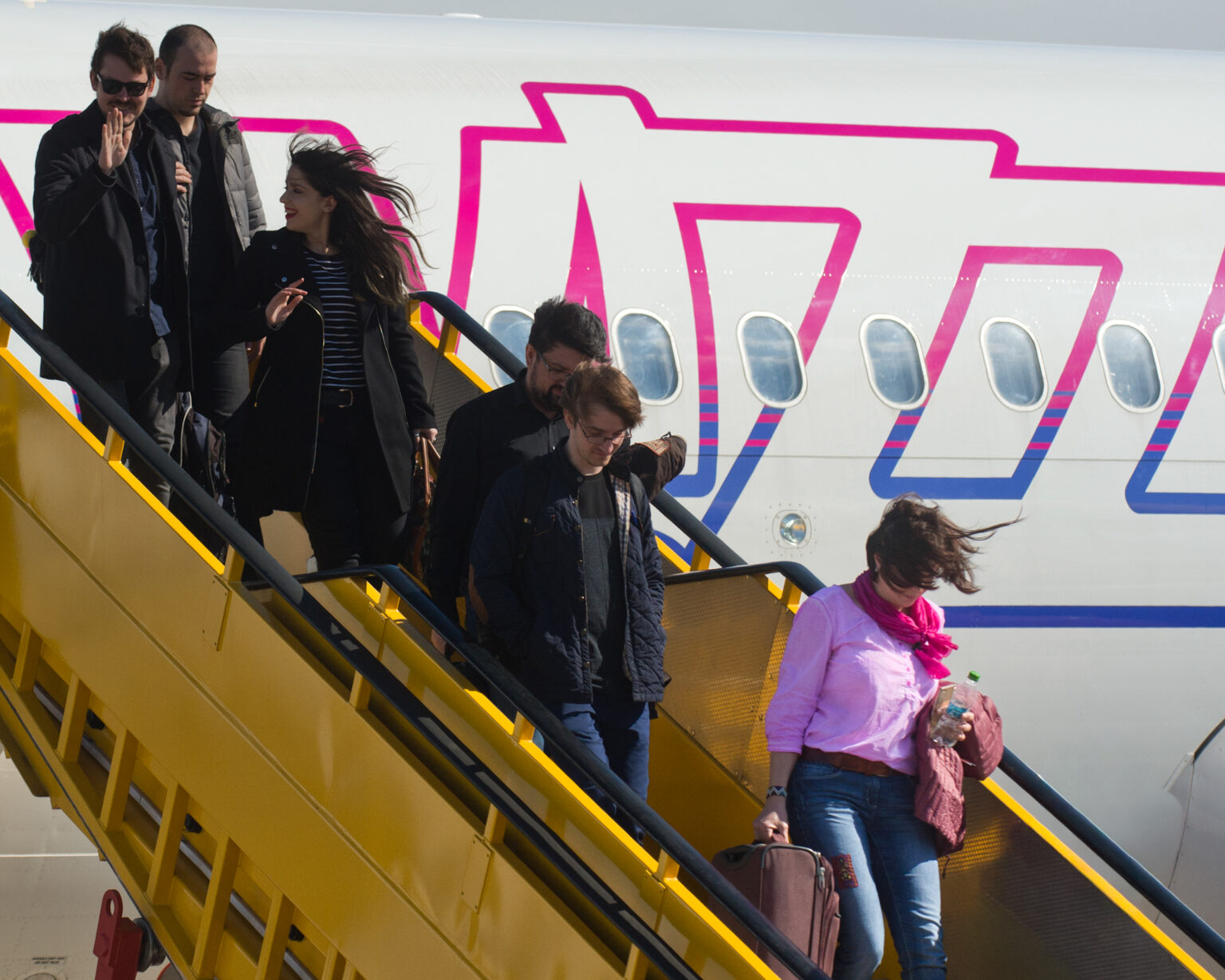 Cestujúci vystupujú z lietadla spoločnosti Wizz Air. Foto: Martin Baumann/TASR