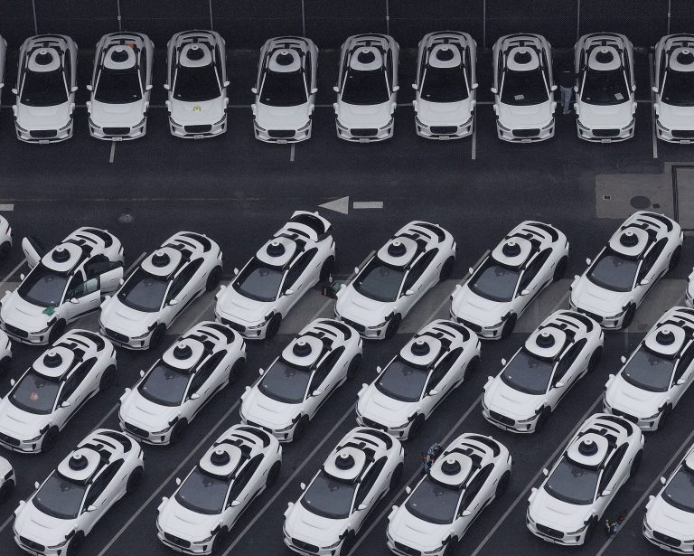 Waymo-Fahrzeuge sind auf dem Waymo-Gelände in San Francisco geparkt. Foto: Justin Sullivan/Getty Images