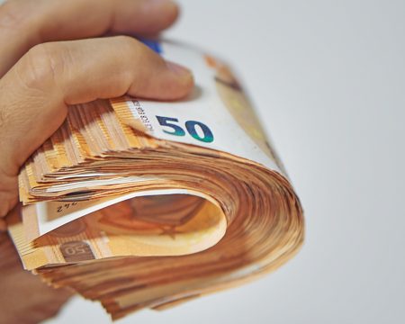 Milióny aj počas konsolidácie v éteri. Kto profituje z biznisu so štátnou reklamou?