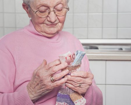 Dôchodky od januára poskočia výraznejšie ako vlani. Zdražovanie však nedorovnajú