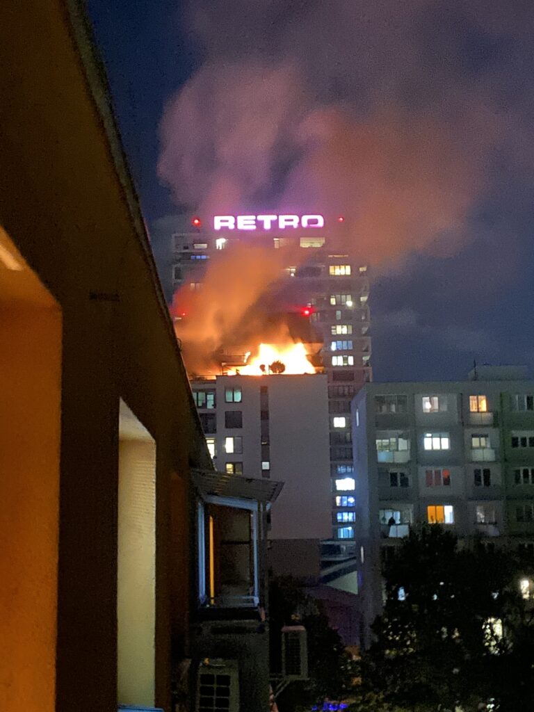 V bytoch obchodného domu Retro v Ružinove horelo. Požiar si vyžiadal jednu obeť