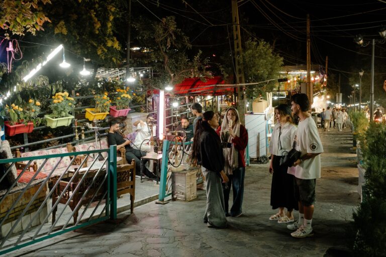 Mladí Iránci sa v júli zhromaždili v teheránskej štvrti Darband. Foto: Nanna Heitmann/New York Times