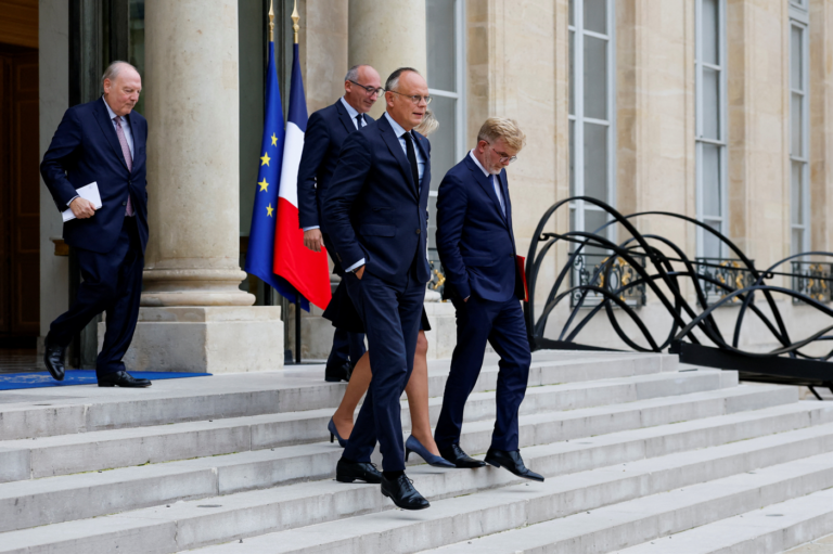 Emmanuel Macron v najbližších hodinách vymenuje nového premiéra