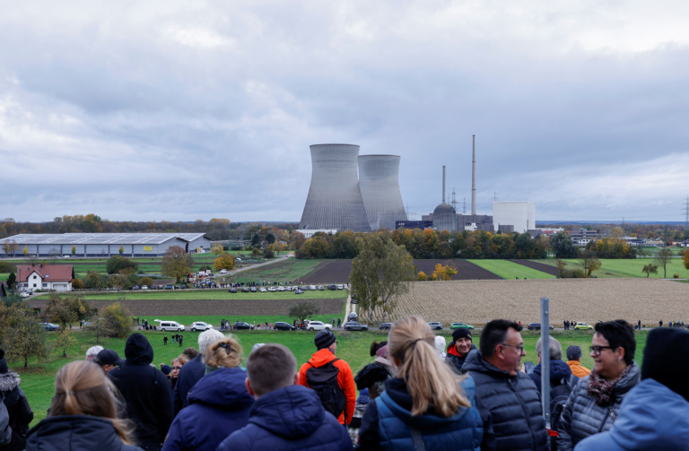 Deutschland sprengt zwei Kühltürme eines ehemaligen Kernkraftwerks