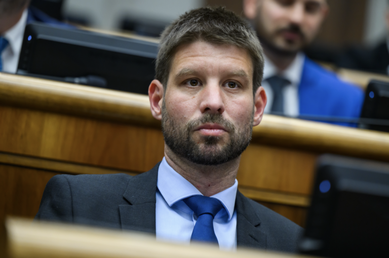 Šimečka: Vláda tlačí ľudí do chudoby, právny štát systematicky rozkladá