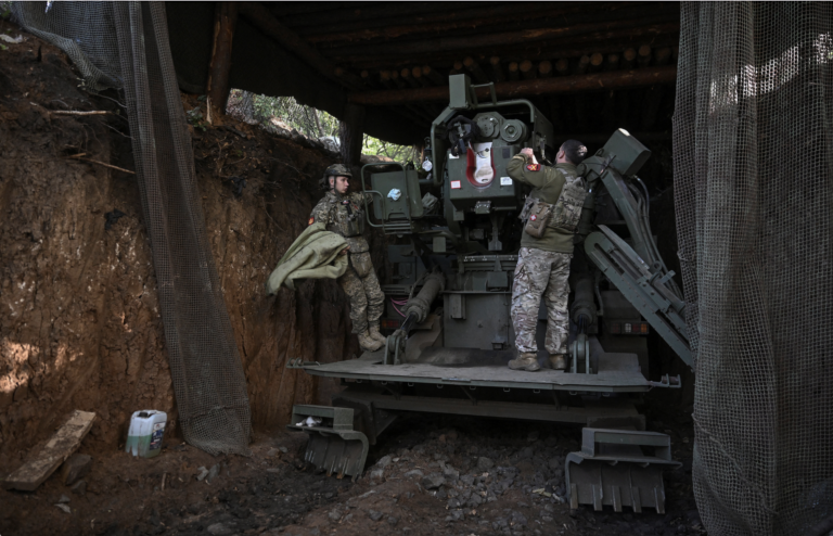 Ukrainian soldiers prepare a self-propelled howitzer to fire on Russian troops in Zaporizhzhia. Photo: REUTERS/Stringer