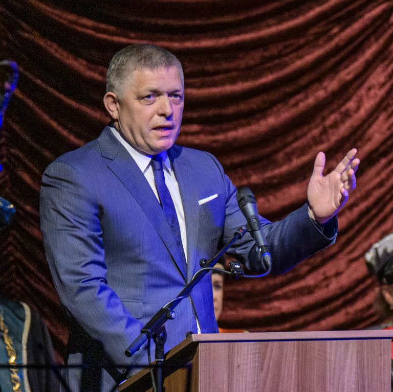 Premiér viní Naďa z oslabenia armády, chváli Kaliňáka a verí v posilnenie V4