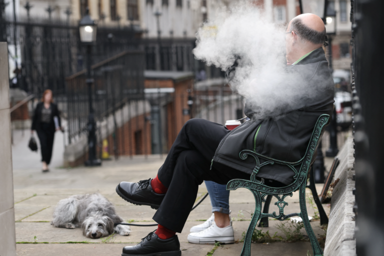 Vedci varujú: Vlády chránia pri regulácii vapovania biznis, nie deti