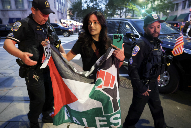 V USA začali vyšetrovať antisemitizmus, preveria kroky Trumpa aj Bidena