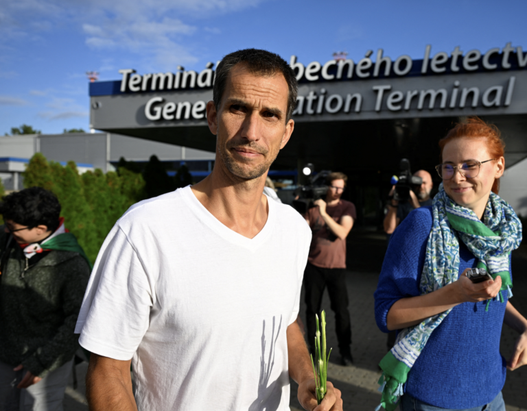 Aktivistu zadržaného Izraelom priviezli späť na Slovensko