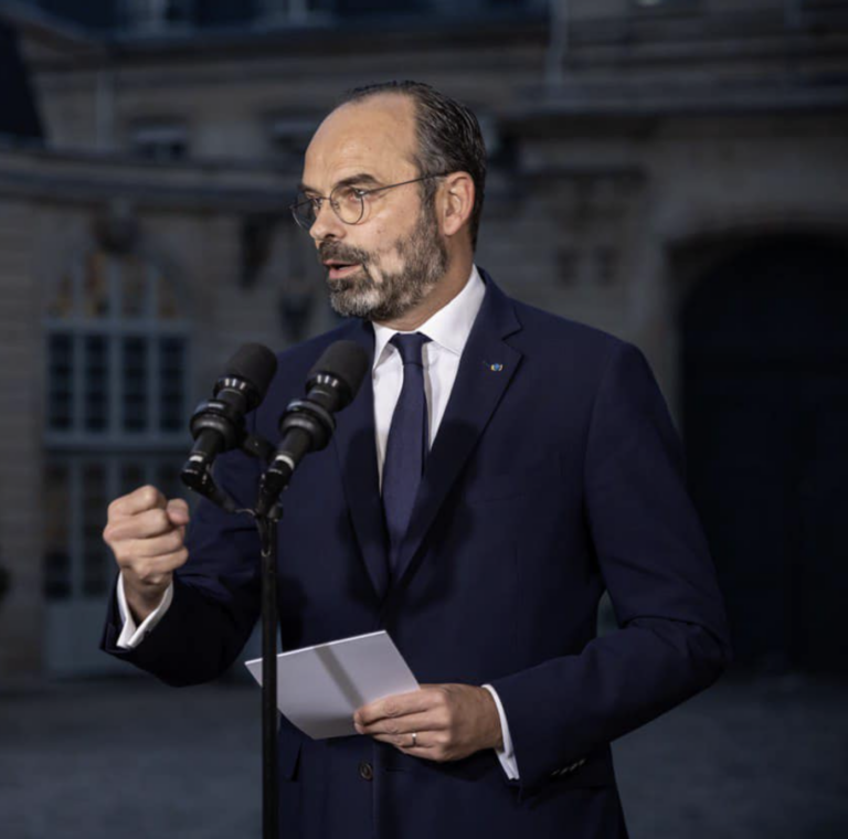 Po rezignácii Lecornua rastie tlak na Macrona, bývalý premiér žiada nové voľby