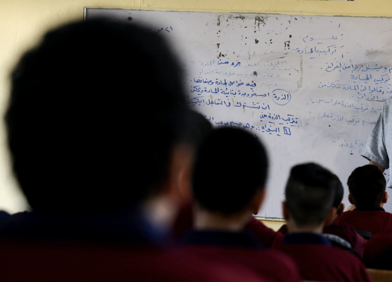 Tínedžeri šikanovali učiteľku. Vydieranie a zneužívanie sa skončilo požiarom