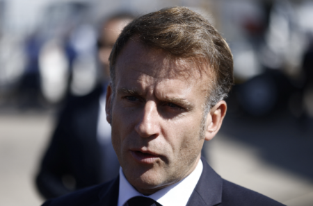 Macron potvrdil stavbu novej lietadlovej lode