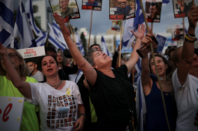 Warten auf Geiseln in Tel Aviv am vierten Tag des Waffenstillstands zwischen Israel und der Hamas. Foto: Shir Torem/Reuters