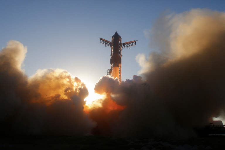 Starship úspešne pristál v oceáne, SpaceX mieri na Mars a Mesiac