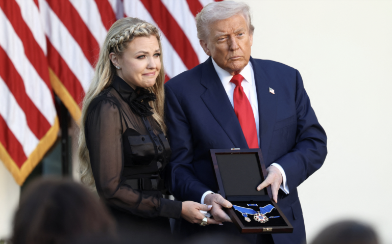 Trump ocenil in memoriam zavraždeného Kirka, vyhlásil aj spomienkový deň