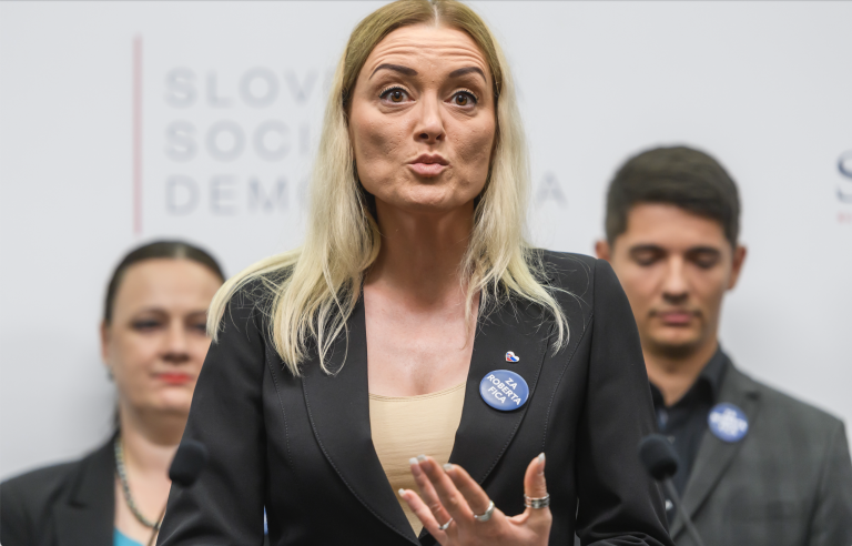 Laššáková kritizuje zbrojenie, Uhrík varuje pred manipuláciou Bruselu