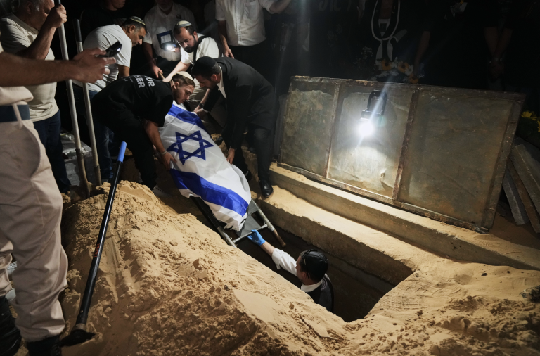 Hamas mešká s telami rukojemníkov, Izrael drží Rafah uzavretý