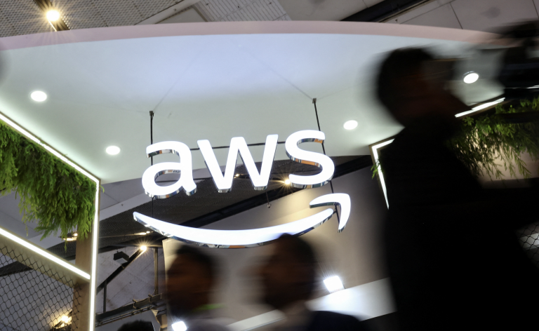 Ľudia prechádzajú popri logu Amazon Web Services. Foto: REUTERS/Anushree Fadnavis