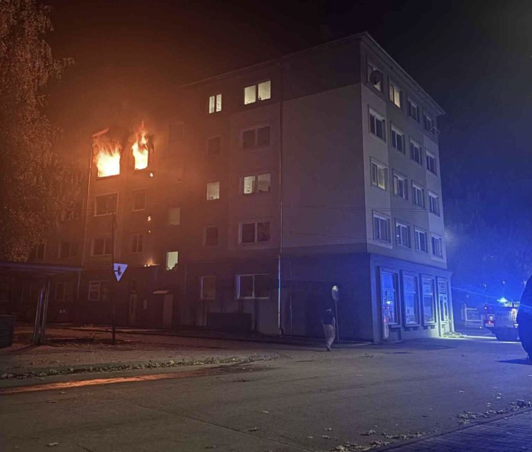 Požiar bytovky vo Valaskej zničil tri byty, obec vyhlásila mimoriadnu situáciu