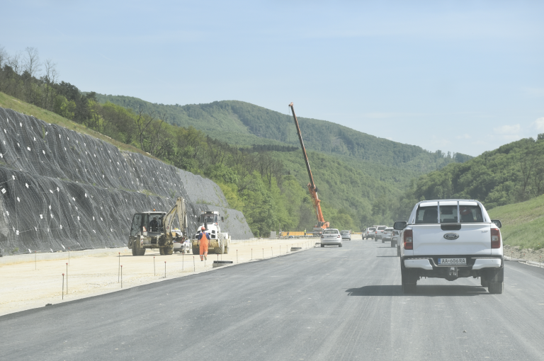 Úsek R2 Kriváň - Mýtna otvoria v druhej polovici novembra, potvrdil minister dopravy