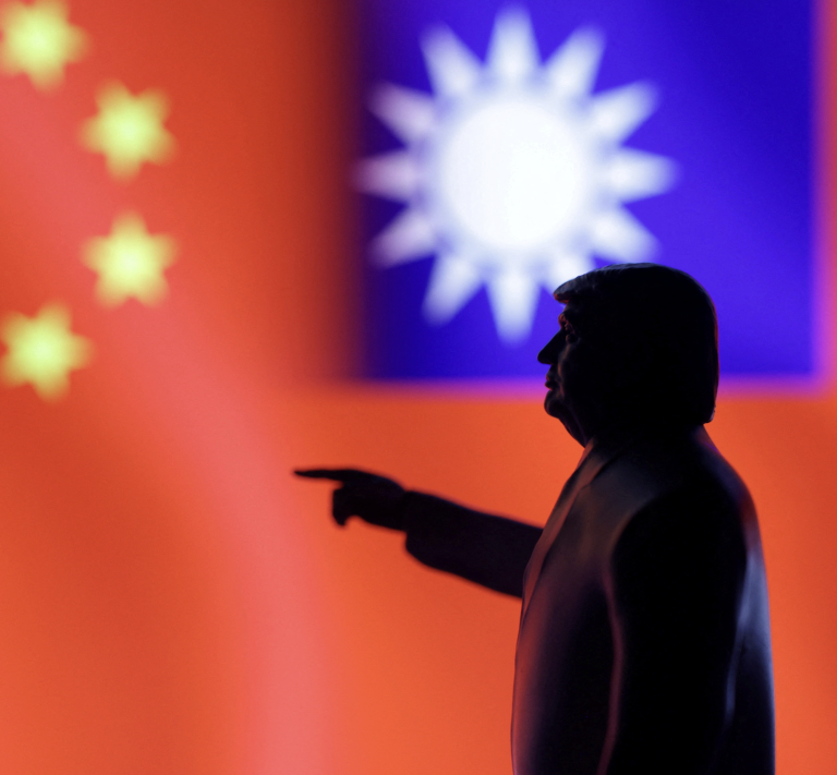 Model Donalda Trumpa pred čínskou a taiwanskou vlajkou. Foto: Dado Ruvic/Reuters