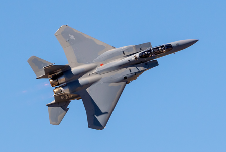 Jedného člena zostrelenej americkej stíhačky zachránili