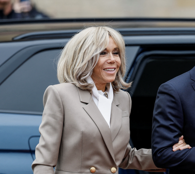 V Paríži sa začal proces s desiatimi ľuďmi za kyberšikanu Brigitte Macronovej