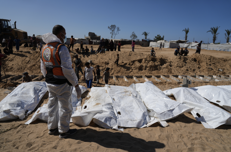 V Gaze pátrajú po telách. Hamas odovzdá ďalšieho rukojemníka po hrozbe Trumpa