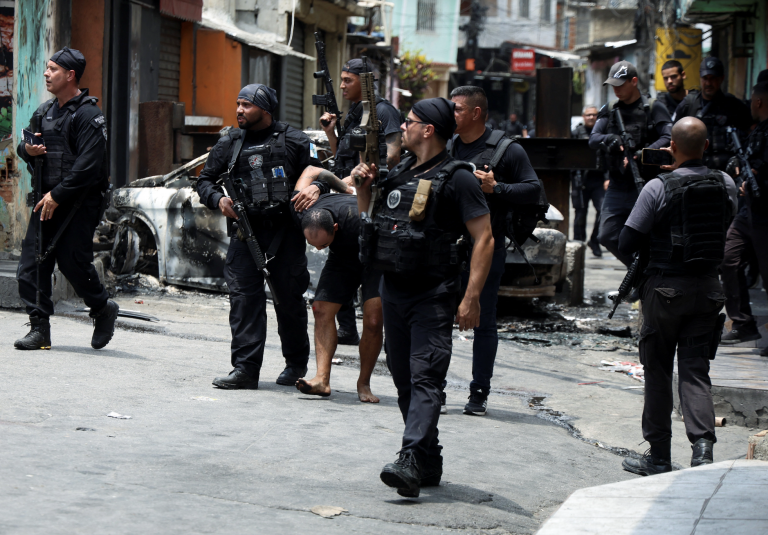 Na policajtov dronmi s granátmi. Po narkozásahu v Riu zomrelo vyše 60 osôb